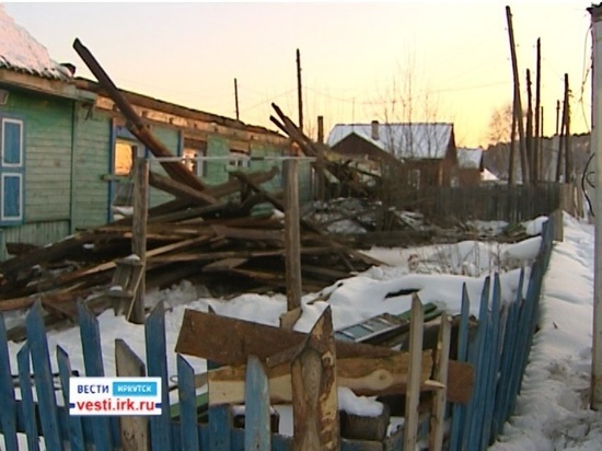 В Приангарье под тяжестью снега начали проваливаться крыши домов