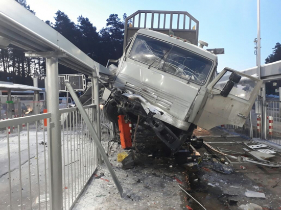 Пьяный водитель  грузовика протаранил ворота КПП закрытого города