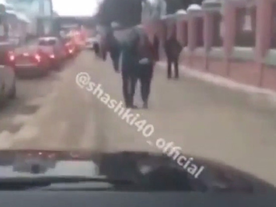 Полиция ищет лихача на Range Rover, катающегося по тротуару в Калуге  
