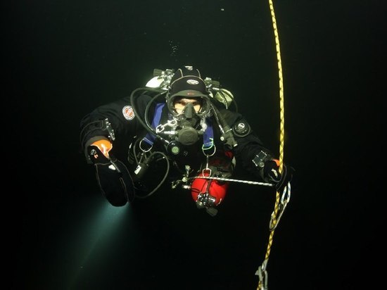 Подводный научно-исследовательский отряд начнет подготовку к 6-часовому погружению под лед
