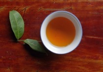 Элитные сорта чая все чаще стали покупать жители России, а чайные кафе с самоварами в скором времени могут вытеснить сети кальянных