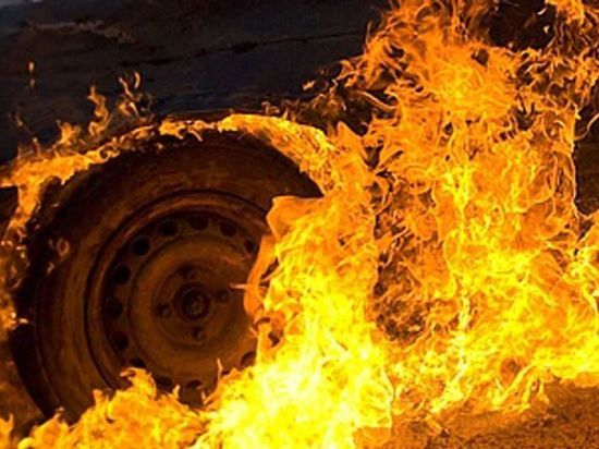 В Новотроицке на дороге загорелась иномарка