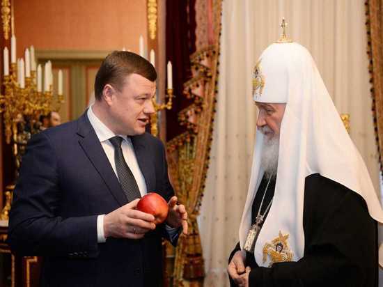 Губернатор Тамбовской области подарил патриарху Кириллу корзину яблок и старинную икону