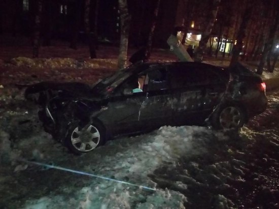 В Тверской области мужчина погиб при столкновения автомобиля со столбом