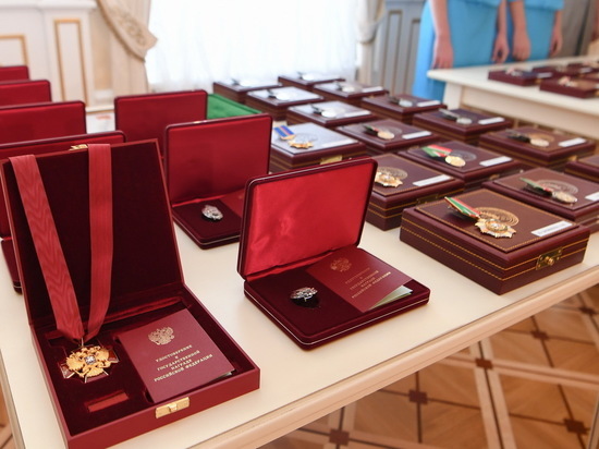 В Казанском кремле 46 татарстанцев получили госнаграды и почетные звания 