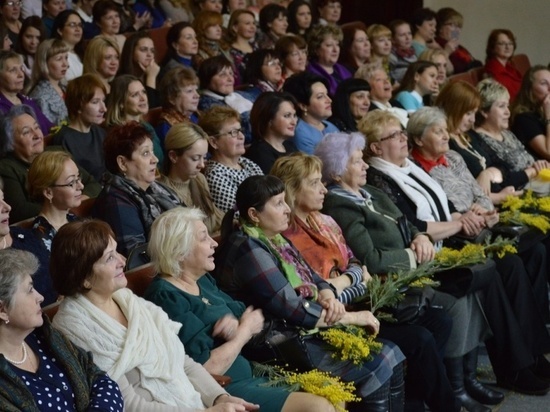 Во дворце культуры «Россия» поздравили  серпуховичек с Международным женским днем