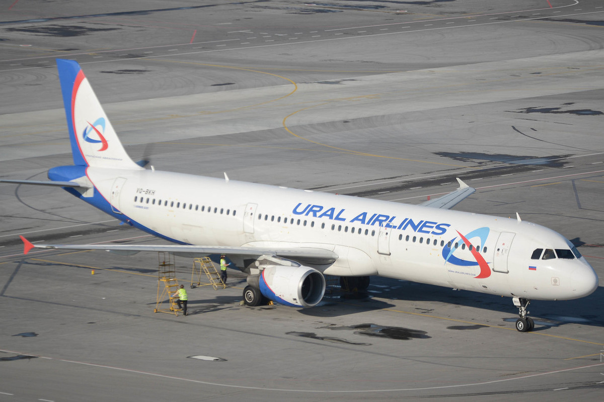 Самолет екатеринбург хабаровск. Б 737 уральские авиалинии. Самолёт урал аирлинес на аэропорту худжанда. А320 самолет уральские авиалинии. Аэропорт душанбе и уральские авиалинии.