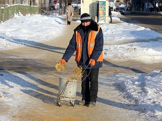 Из-за ледяного дождя коммунальные службы работают в усиленном режиме