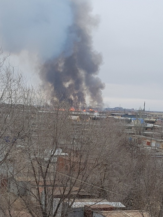 Над улицами Астрахани кружится пепел
