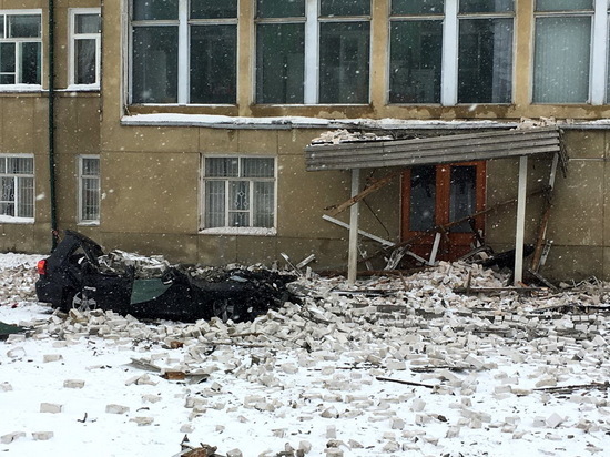 Обрушение фасада на КАПО: пострадали две машины, людей в них не было