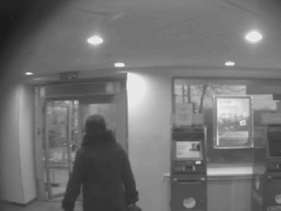 Оренбургская полиция ищет женщину, похитившую деньги из банкомата