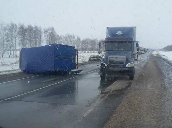 В Ульяновской области «четырнадцатая» врезалась в два грузовика, два человека погибли 