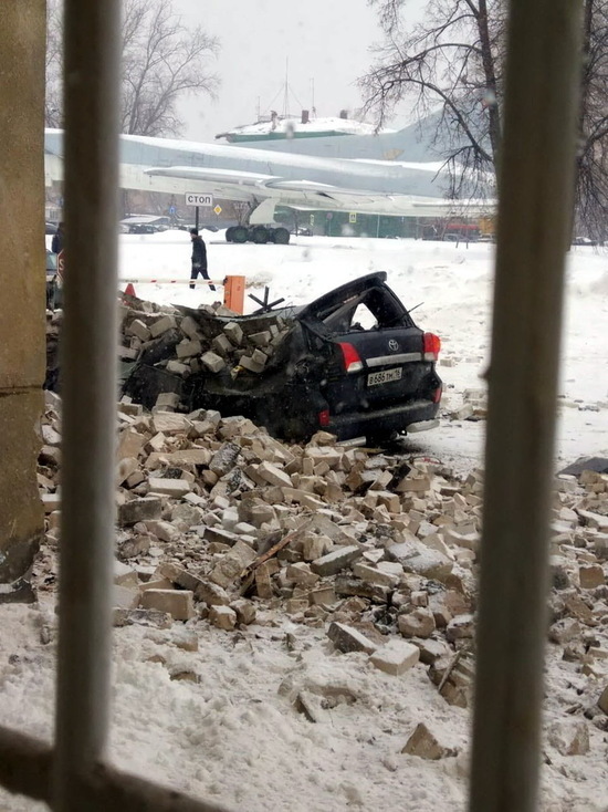 В Казани «Тойоту» завалило кирпичом 