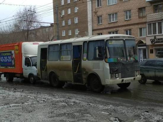 В Оренбурге грузовая «ГАЗель» въехала в пассажирский автобус