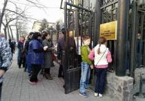 По предварительным данным, проголосовали более 50% граждан РФ, находящихся в республике, очередь из желающих проголосовать в Бишкеке растянулась на более чем 200 метров