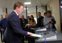 В девять часов утра губернатор города Севастополя Дмитрий Овсянников также принял участие в голосовании