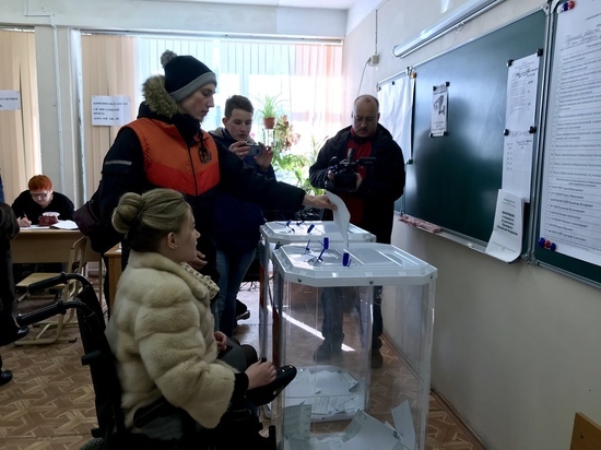 Светлана Козлова проголосовала в здании тверской школы № 4
