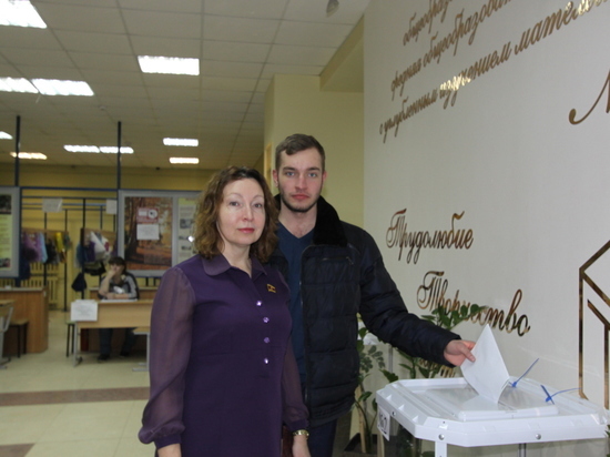 Главврач детской городской больницы Твери пришла на выборы с сыном
