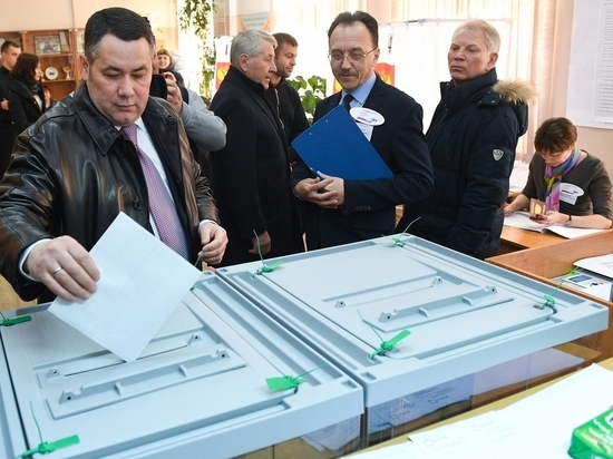 Губернатор Тверской области пришёл на выборы с супругой и детьми