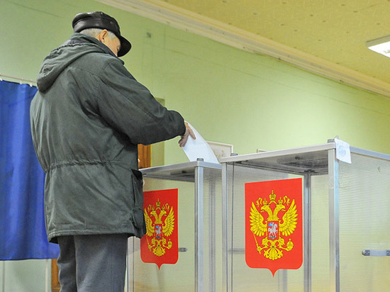 В Торжке Тверской области избиратели занимали очередь до открытия участков