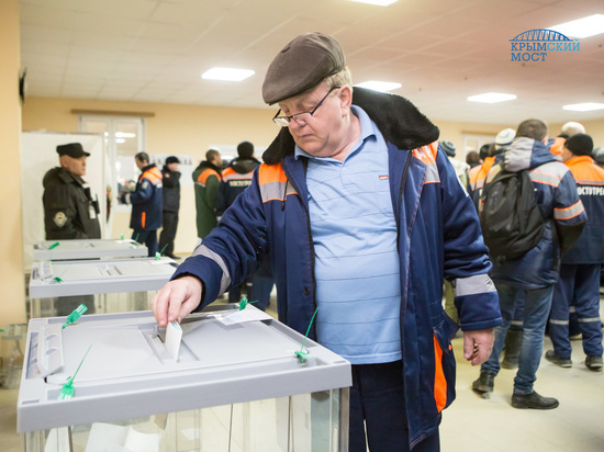 Строители Кpымского моста голосуют в вахтовых городках