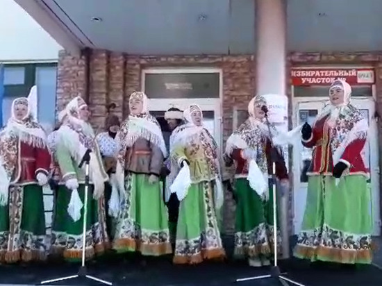  Песнями и танцами встречают калужских избирателей в Анненках 