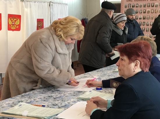 В посёлке под Тверью проголосовала Светлана Максимова