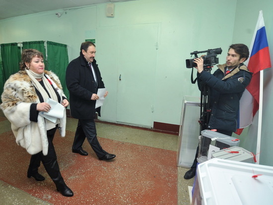 Председатель правительства Татарстана Алексей Песошин проголосовал вместе с супругой