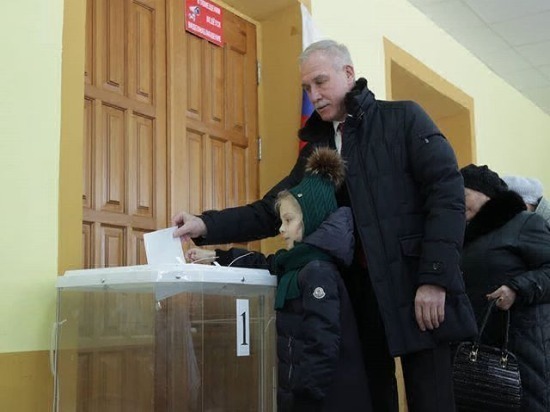 Губернатор Сергей Морозов отдал голос на выборах президента РФ 