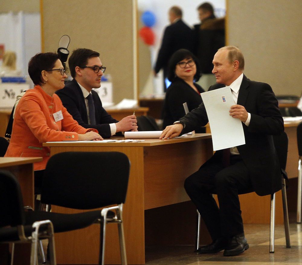 Путин, улыбаясь, проголосовал на выборах президента