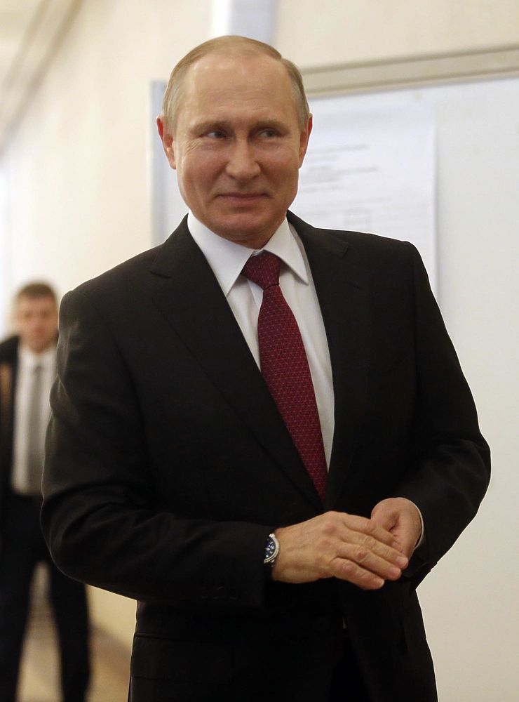 Путин, улыбаясь, проголосовал на выборах президента