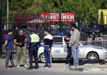 Полицейские были вынуждены достать табельное оружие, чтобы унять азиатов, которые «вели себя неадекватно» в разгар драки на Хованском кладбище 14 мая 2016 года
