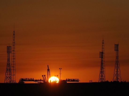 Ракету с пилотируемым кораблем Ракету с пилотируемым кораблем