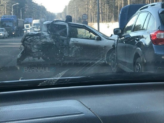 Столкновение шести автомобилей в Барнауле спровоцировало пробку