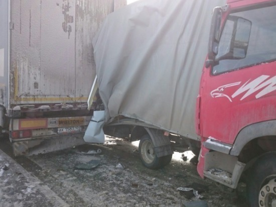 В Самарской области «Газель» зажало между двумя фурами, водитель погиб 
