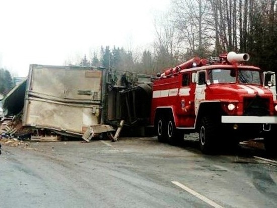 В Тверской области перевернулся грузовик с фруктами