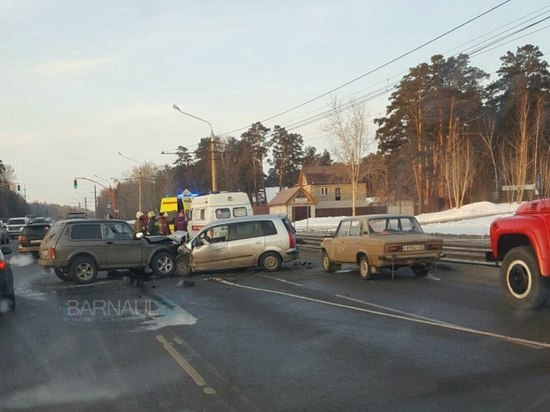 Две женщины и ребенок пострадали в массовой аварии в Барнауле