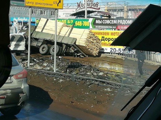 Полный провал: В Улан-Удэ под землю ушли люк и грузовик