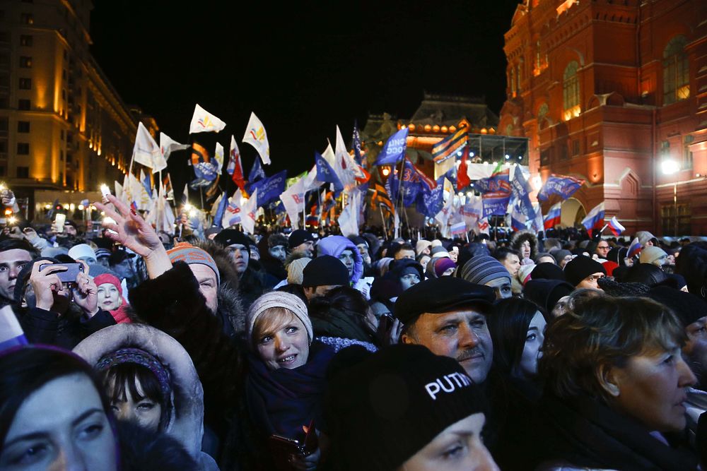 В москве можно было услышать его. Протесты ночью в Москве. Ночные протестные гуляния. Молдова ночной протест со свечами.