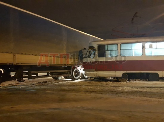 В Самаре столкнулись трамвай и «КАМАЗ»