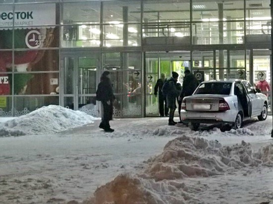 В Тольятти «Приора» въехала в двери супермаркета 