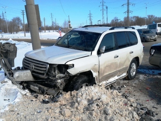 В Тольятти внедорожник «Тойота» протаранил «Ладу Гранту» и врезался в столб  