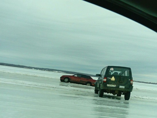 В Тверской области на "ледяной трассе" провалился автомобиль