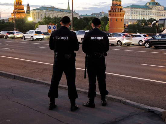 Автомобиль обвиняемого в грабеже увезли на эвакуаторе со спецстоянки на Спартаковской улице в Москве