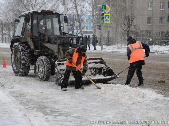 На борьбу с ночным снегопадом в Тамбове вышли 97 единиц техники