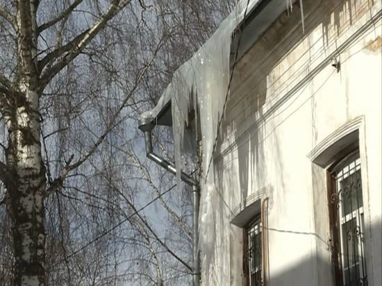 На подростка обрушился снег с кровли жилого дома в Костроме
