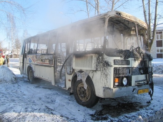 Очередное аутодафе постигло пассажирский автобус в городе Вельске Архангельской области