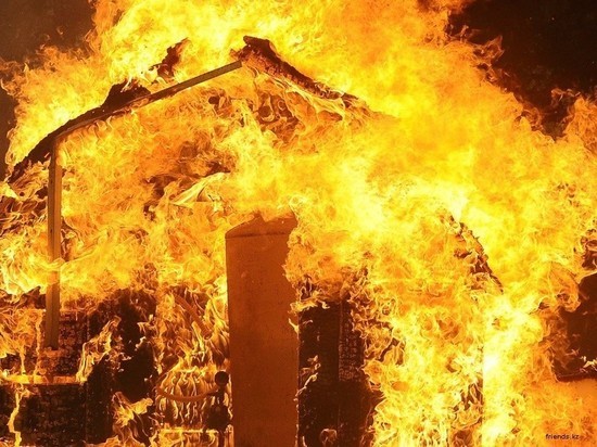 В Слободском районе пожар уничтожил коттедж и хозпостройки