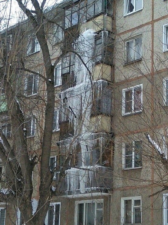 В Кирове фасад жилого дома превратился в огромную сосульку.