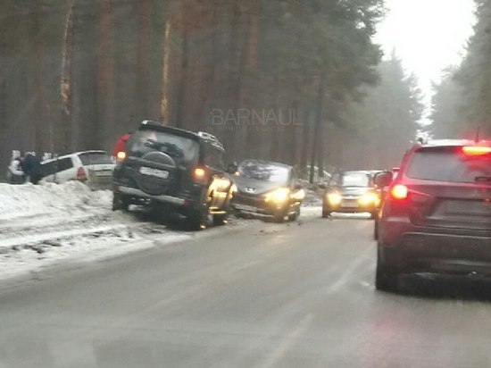 Молодая автоледи на иномарке выехала в кювет в Барнауле